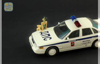 Фигурка "Девушка в зеленом сидит на капоте" (окрашена)