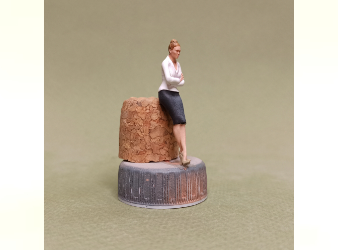 Фигура 0871 Секретарша в раздумьях, неокрашенная