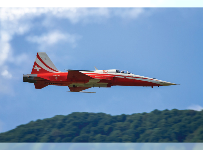 Сборная модель Самолет F-5E TIGER Швейцарский патруль