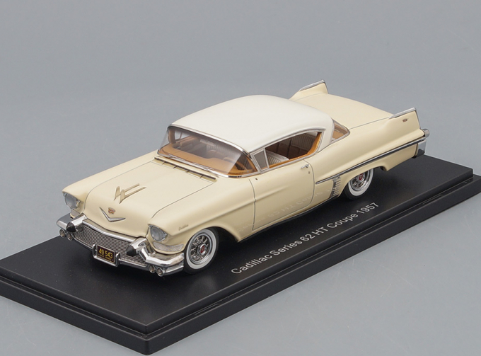 CADILLAC Series 62 Hardtop Coupe 1957 Beige / White