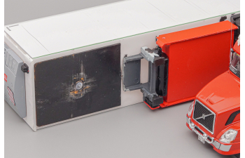 (Б/У) VOLVO VNL 730 (2010) with Trailer, red / white
