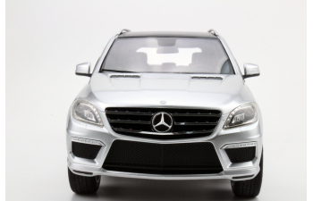 Mercedes-Benz ML63 AMG (silver)