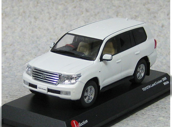 TOYOTA Land Cruiser 200 (2010), white