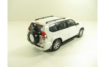 TOYOTA Land Cruiser Prado, масштаб 1:24, белый