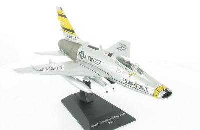 Le North American F100D Super Sabre (USA), серия Avions de Combat à Réaction 1, серебристый