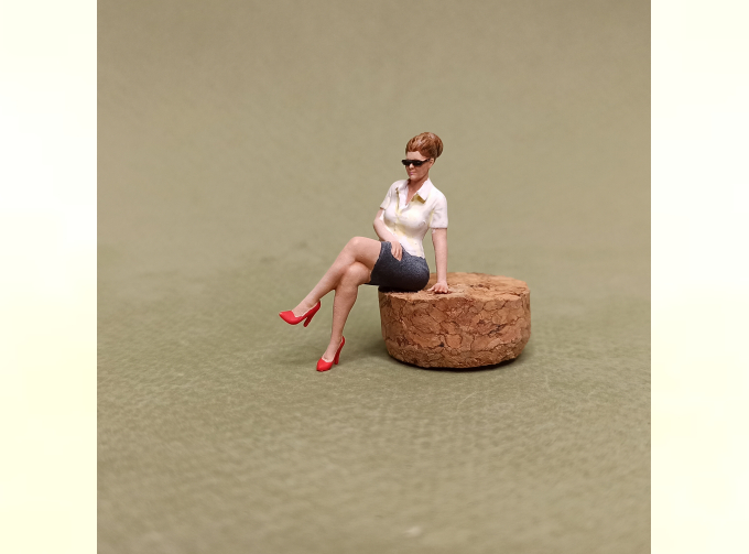 Фигура 0857 Секретарша на столе (Вариант 1), неокрашенная