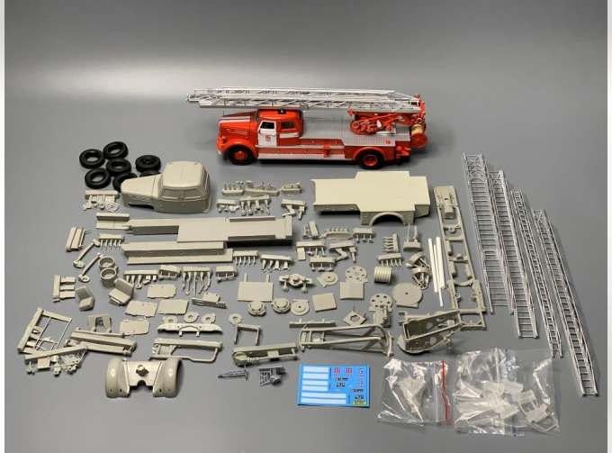 Сборная модель Пожарная автолесница АМ-32(200) колеса смола