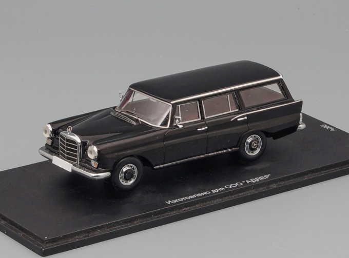 MERCEDES-BENZ 220 Universal Station Wagon, black