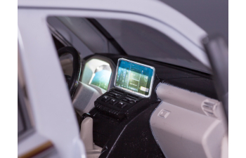 TOYOTA Land Cruiser 300, белый (с работающим светом)