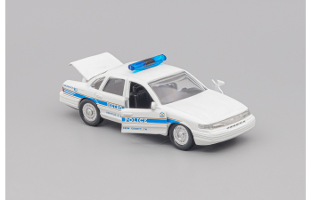 FORD Crown Victoria Metro Police, white