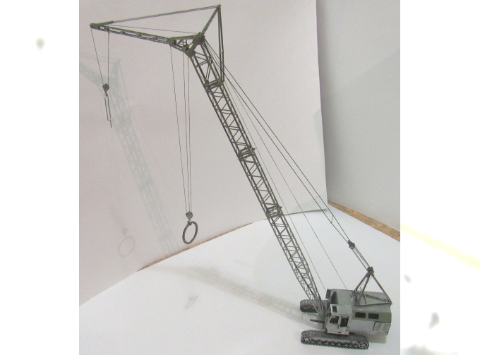 Сборная модель Полноповоротный самоходный кран МКГ-25БР