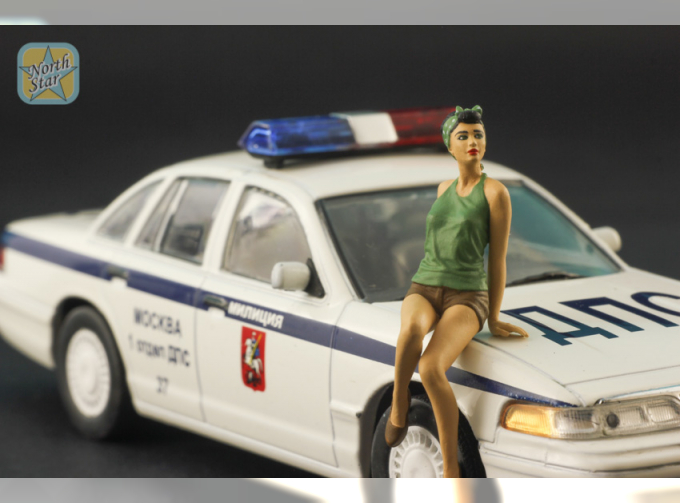 Фигурка "Девушка в зеленом сидит на капоте" (окрашена)