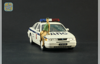 Фигурка "Девушка в зеленом сидит на капоте" (окрашена)