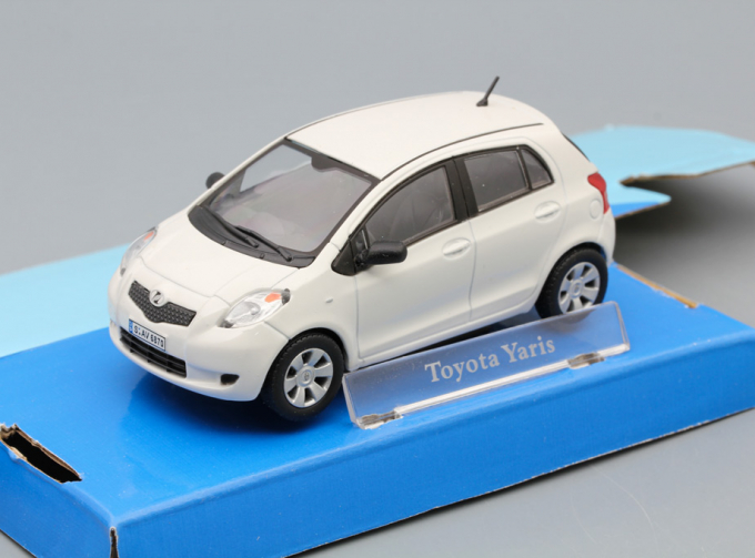 TOYOTA Yaris, white