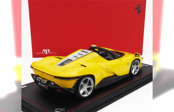 FERRARI Daytona Sp3 (2022) - Con Vetrina - With Showcase, Giallo Modena - Yellow