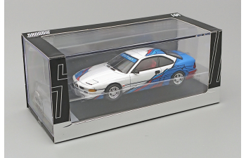 BMW 850 CSi (1992), white / blue / red