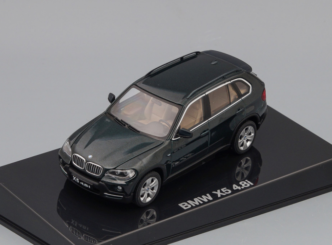 BMW X5 4.8i, dark green