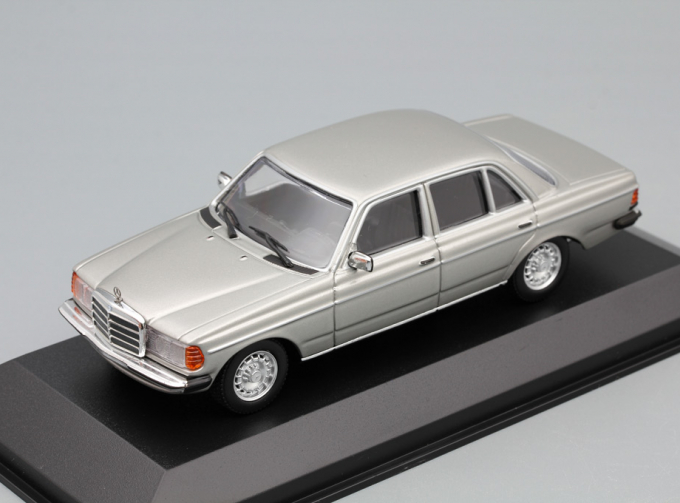 MERCEDES-BENZ (W123) 230E - 1982 - SILVER METALLIC