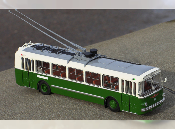 ЗИУ 5 троллейбус, белый / зеленый