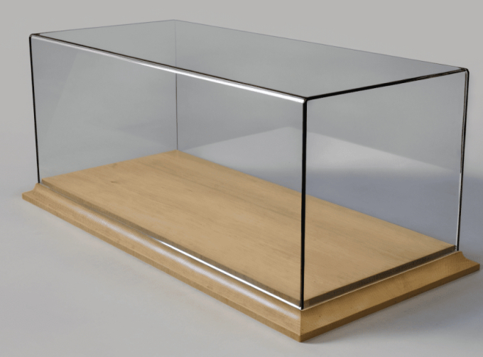 Бокс акриловый для легковых автомобилей 1/24 на деревянном основании