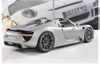 PORSCHE 918 Spyder (2013), silver metallic