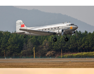 Сборная модель Американский ближнемагистральный транспортный самолёт DC-3