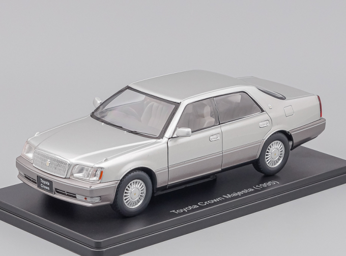 TOYOTA Crown Majesta (1995), silver