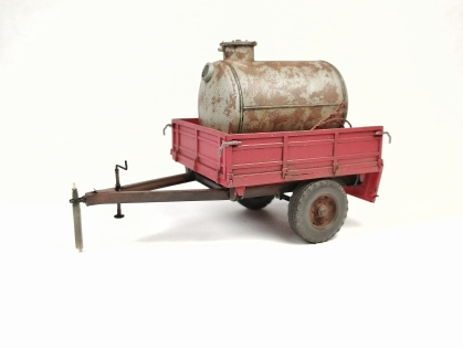 Бочка тракторная Зжв-1,8 в прицепе 1-ПТС-2 серая со следами эксплуатации