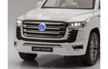 TOYOTA Land Cruiser 300, белый (с работающим светом)