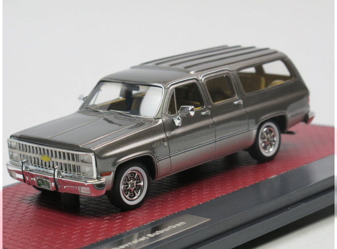 CHEVROLET Suburban (1981), grey/silver