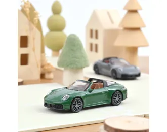 PORSCHE 911 GTS Targa *Jet-car* (2024), British racing green 