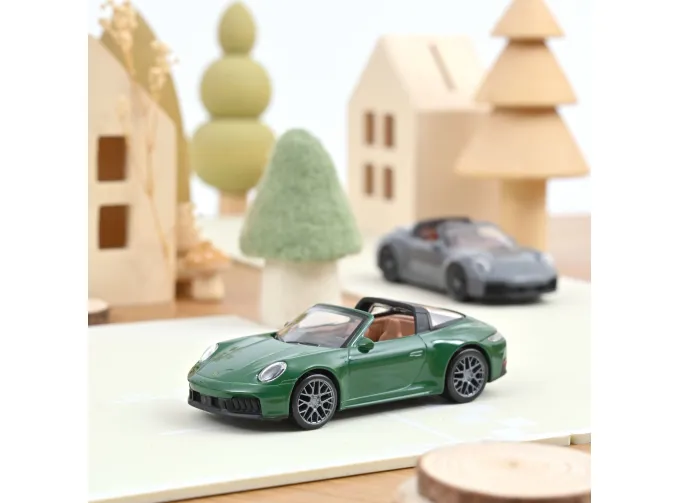 PORSCHE 911 GTS Targa *Jet-car* (2024), British racing green 