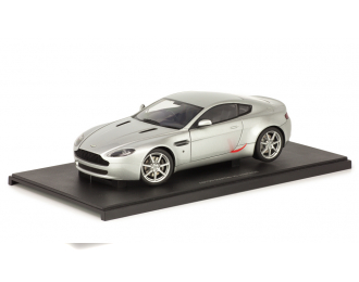 Aston Martin V8 Vantage серебристый