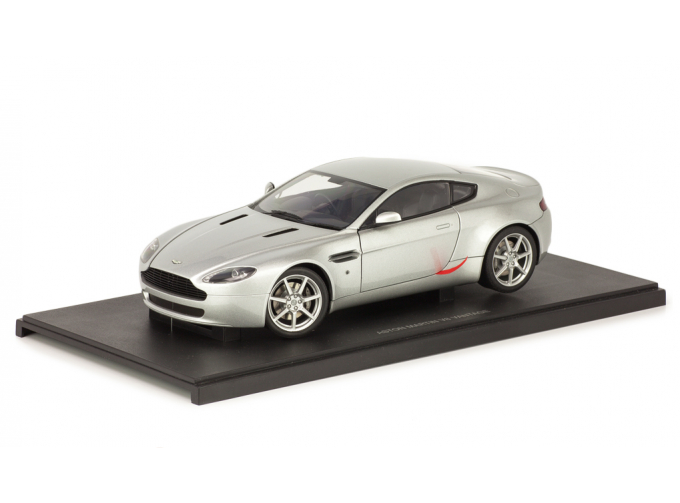 Aston Martin V8 Vantage серебристый