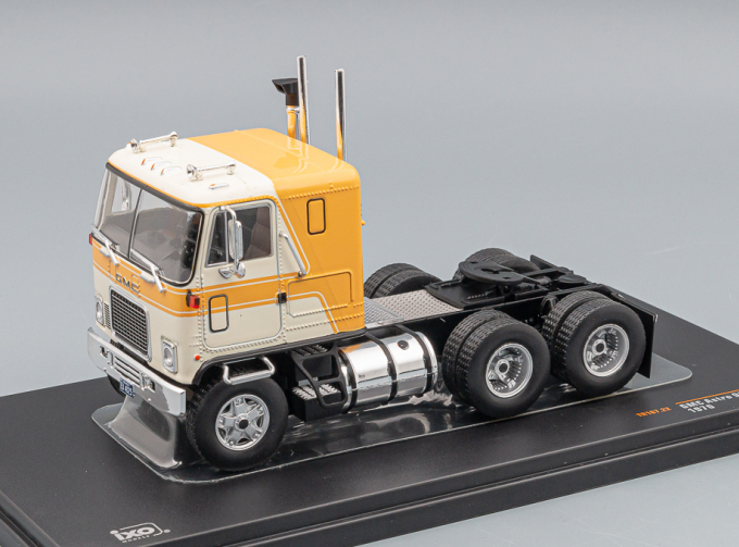 GMC Astro 95 towing vehicle (1970), ochre-yellow creme