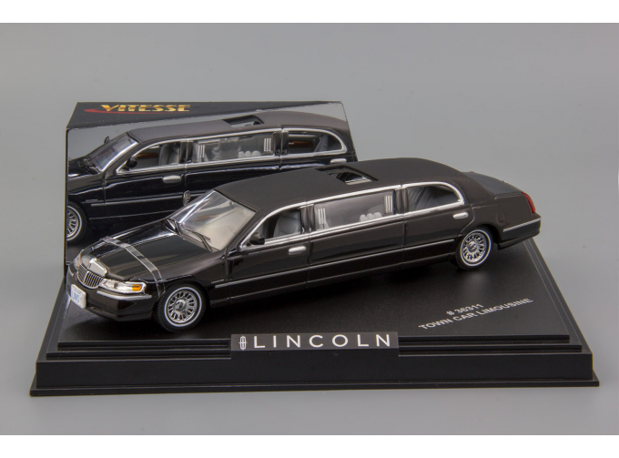 LINCOLN TownCar Limousine 2000, black