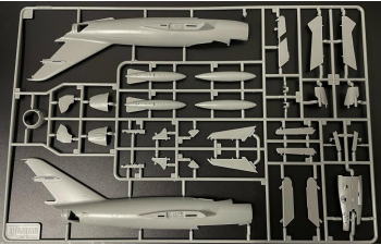 Сборная модель Советский истребитель MiGG-17F/LIM-5/Shenyang J-5 DELUXE EDITION