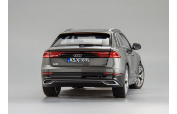 Audi Q8 (grey)