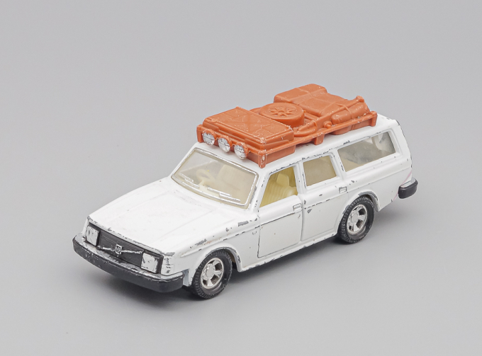 VOLVO 245 Estate 1979, white