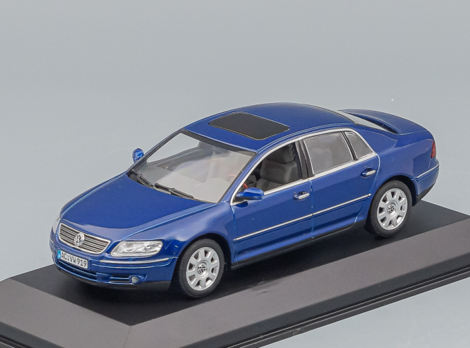 VOLKSWAGEN Phaeton (2002), blue