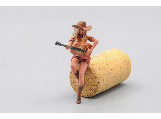 Фигурка девушка-кантри