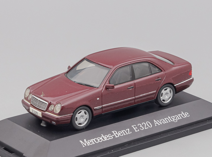MERCEDES-BENZ E320 Avantgarde, dark red