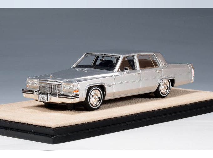 CADILLAC Sedan Deville (1983), Silver Metallic