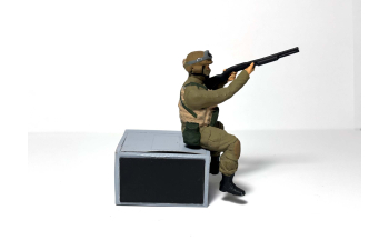 Солдат с ружьем сидячий масштаб 1:24 (см.описание)