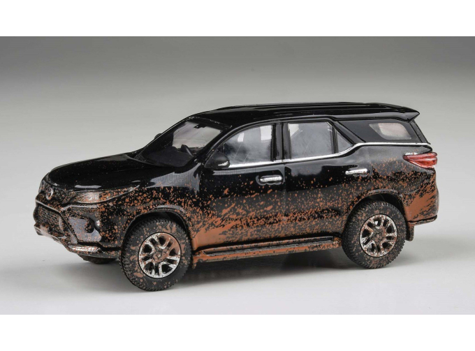 TOYOTA Fortuner LHD со следами эксплуатации (2023), черный