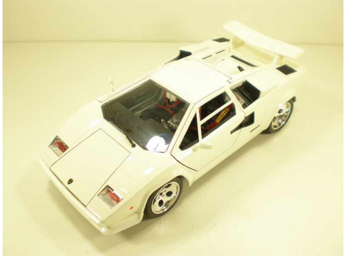 LAMBORGHINI Countach 5000 Quattrovalvole, Gold Collection 1:18, белый