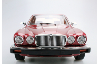 Jaguar XJ6 1982 (maroon)