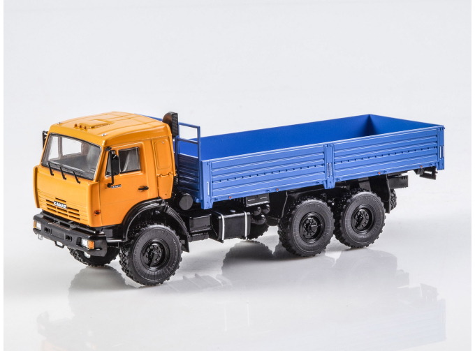Камский грузовик 43118 бортовой с тентом, оранжевый / синий