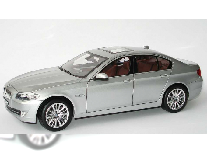 BMW 5er 550i F10 (2010), titan silver