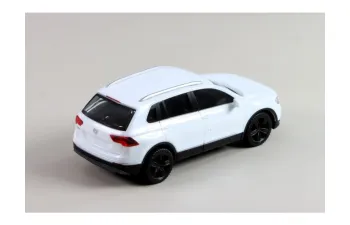 VOLKSWAGEN Tiguan, white